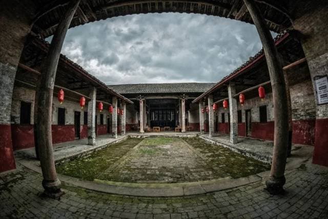 走进石下